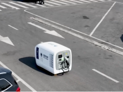 移動充電機器人上崗推動新能源車發展更